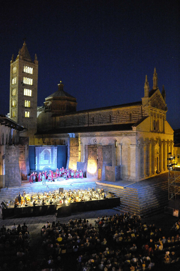 Opera in piazza a Massa marittima