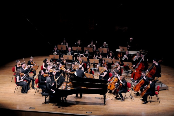 Martha Argerich e la Camerata Manchester diretta da Gábor Takács-Nagy.