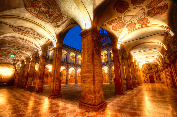 il cortile dell'archiginnasio a bologna