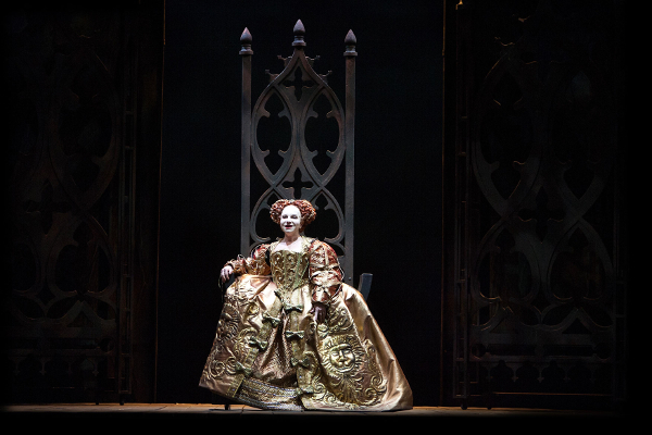 Mariella Devia è Elisabetta Tudor in Roberto Devereux a Genova