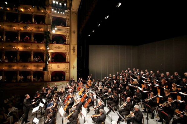 l'orchestra e il coro del Comunale di Bologna a Pesaro